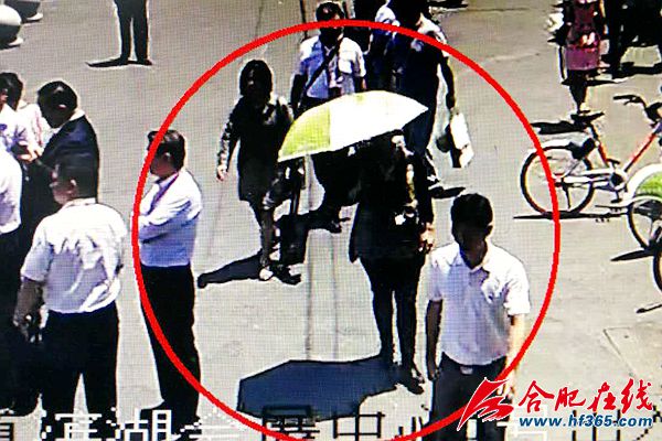 嫌疑人在濱湖國際會展中心出入口活動的監控視頻