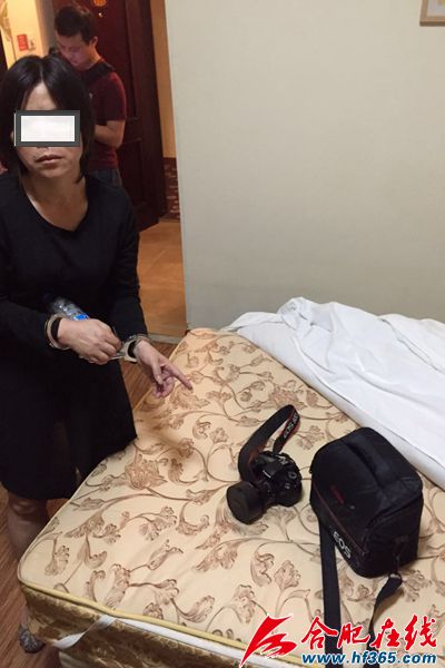 嫌疑人在北京的賓館指認盜竊合肥中博會參展商的相機